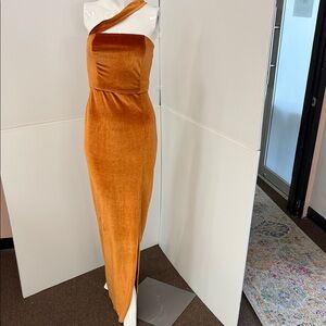 Pia Gladys Perey Elegant One-Shoulder Velvet Dress in Orange